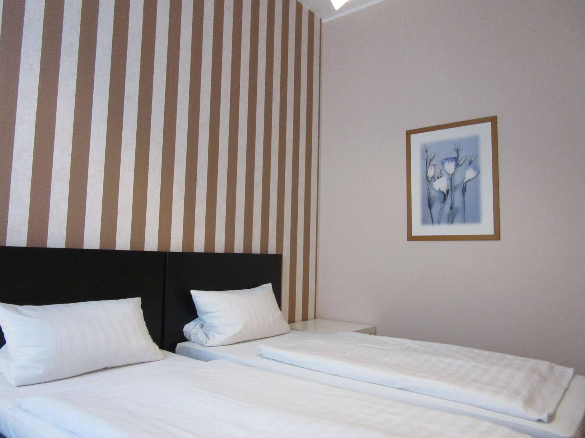 Hotel-Pension Charlottenburg Берлин Екстериор снимка
